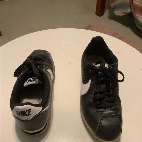 Black and white nike Cortez in size 6.5 women’s - Picture 2 of 2